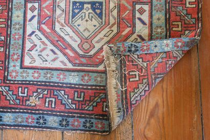 Tapis d'Orient, décor géométrique sur fond...