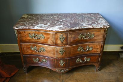 Commode à trois rangs de tiroirs en bois...