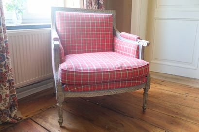 Large fauteuil Louis XVI patiné garni d'un...