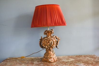 Pied de lampe en bois sculpté et patiné,...