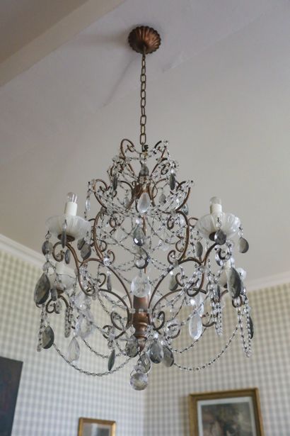 Lustre en fer forgé à pendeloques et perles,...