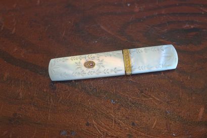 Etui à aiguilles, décor nacré, doré, émaillé...