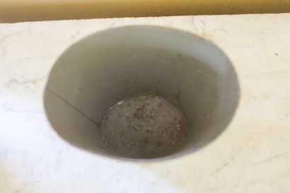 Poubelle en tôle peinte 