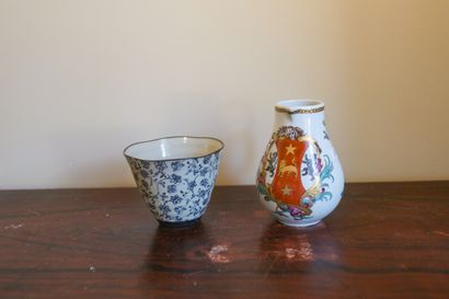 Pot à lait en porcelaine, décor armorié polychrome,...
