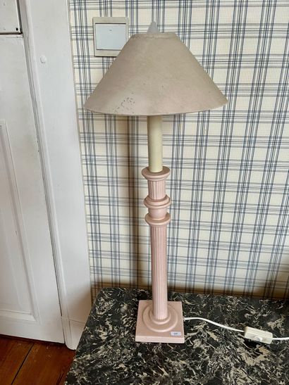 Pied de lampe en bois patiné, ht 67 cm (avec...