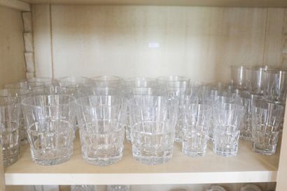 Ensemble de verres en cristal taillé : verres...