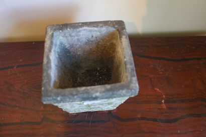 Cache-pot en pierre, décor de lambrequins...