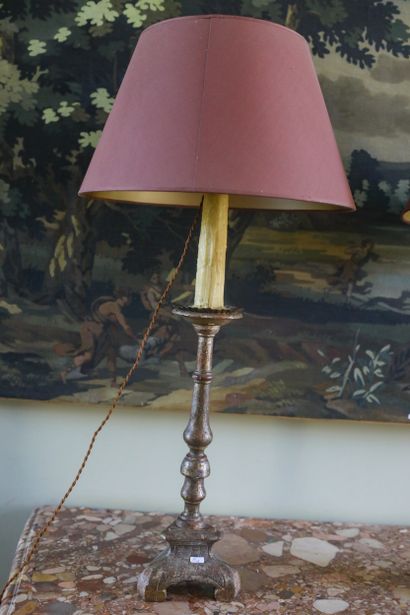 Paire de bougeoirs montés en lampe en bois...