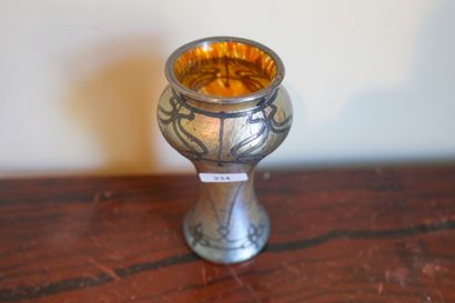 Vase en verre irisé, décor Art nouveau en...