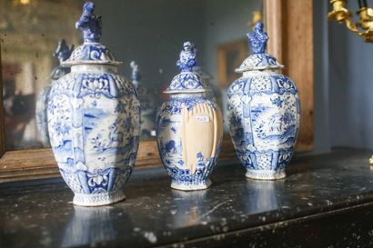 PAYS-BAS, DELFT, paire de potiches couvertes...