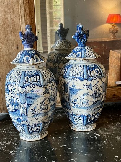 PAYS-BAS, DELFT, paire de potiches couvertes...