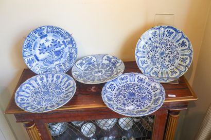 CHINE, ensemble de cinq assiettes en porcelaine,...