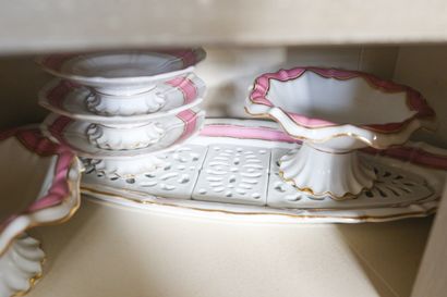 Lot de plats de service en porcelaine, décor...