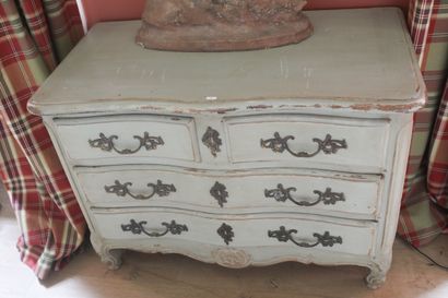 Commode en bois patiné vert à trois rangs...
