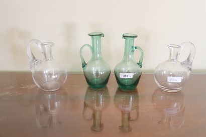 Deux paires de carafons miniatures.