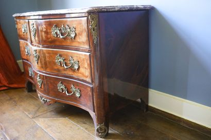 Commode à trois rangs de tiroirs en bois...