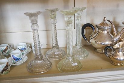 Quatre bougeoirs en verre moulé, ht 24 cm...