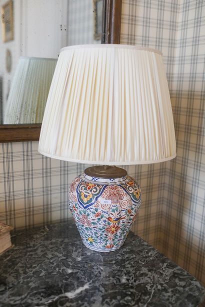 Vase balustre en faïence hollandaise monté...