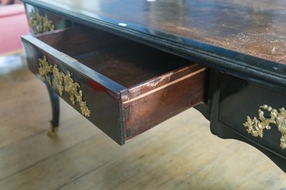 Bureau plat en bois noirci et bronze doré,...