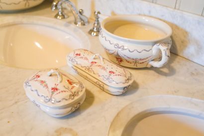 Nécessaire de toilette en faïence anglaise,...
