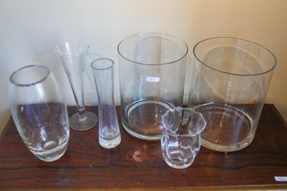 Lot de six vases en verre (diverses formes,...
