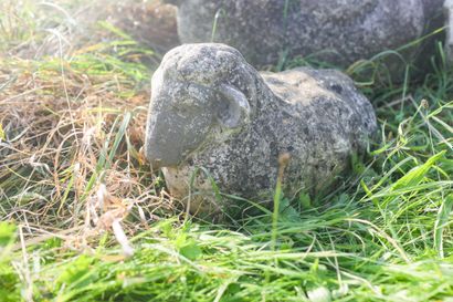 Ensemble de trois moutons en pierre, un grand,...