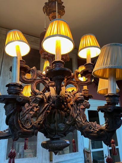 FORÊT-NOIRE, lustre en bois sculpté, décor...