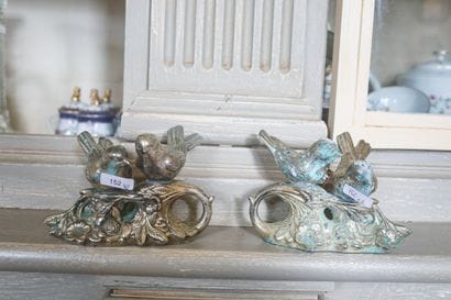 Paire d'oiseaux en métal blanc formant salière...