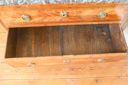 Commode à trois tiroirs en bois marqueté...
