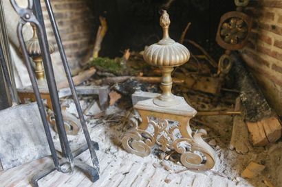 Nécessaire d'âtre, paire de chenets et pare-feu...