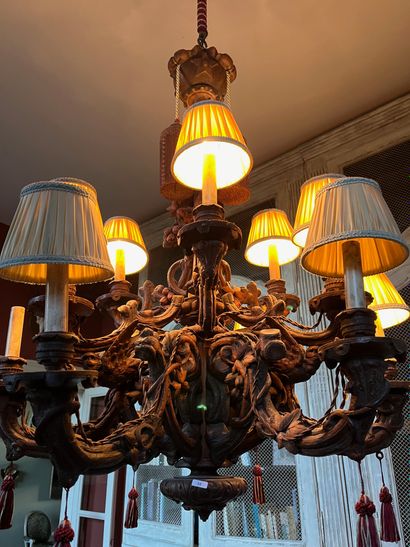 FORÊT-NOIRE, lustre en bois sculpté, décor...