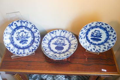 CHINE, suite de six assiettes en porcelaine,...