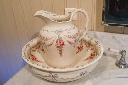 Nécessaire de toilette en faïence anglaise,...