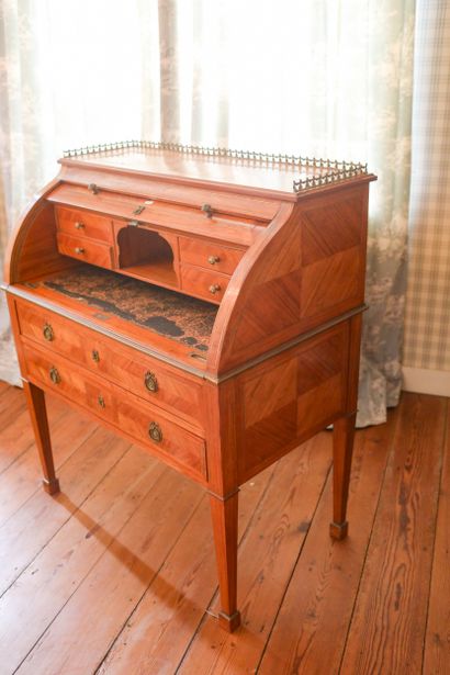 Bureau à cylindre central en bois marqueté...