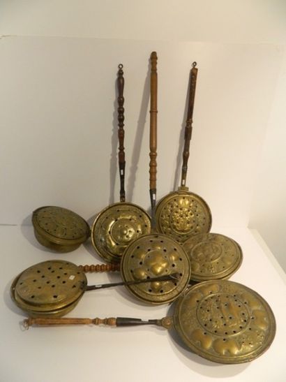 Ensemble de sept bassinoires à couvercle...