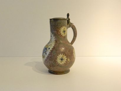 BRUXELLES
Pichet couvert à décor floral dans...