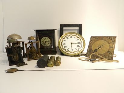 Ensemble de quatre mouvements d'horloge,...