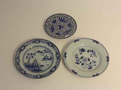 CHINE
Deux assiettes aux décors en bleu sous...
