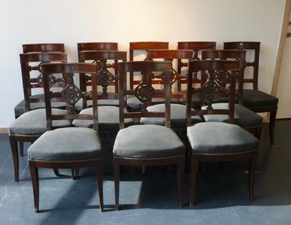 Suite de douze chaises à dos ajouré en croix,...