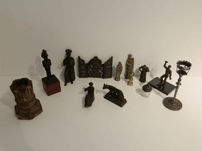 Lot d'objets de curiosité, douze pièces [altérations,...