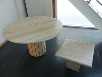 Table ronde à fût central, circa 1980, travertin,...