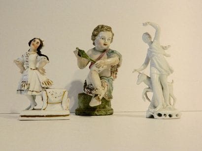 Lot de trois sujets en porcelaine émaillée,...