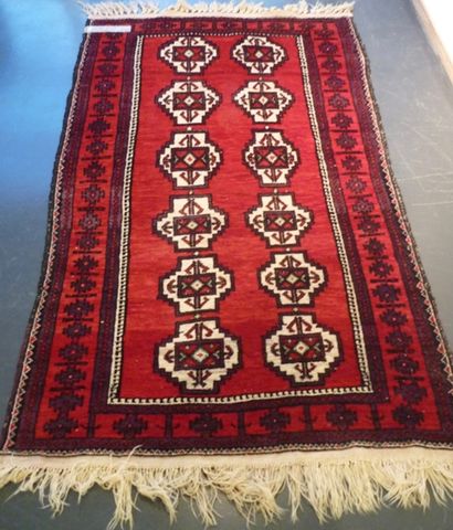 Tapis de style kazakh sur champ garance,...