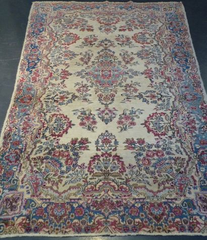 Tapis à décor floral sur champ ivoire, 230x130...