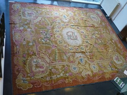 PARIS
Rare et important tapis au point de...