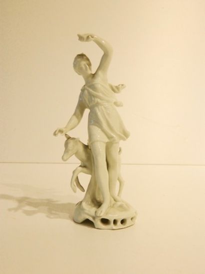 Lot de trois sujets en porcelaine émaillée,...