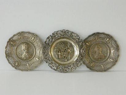 Ensemble de trois assiettes ajourées ornées...
