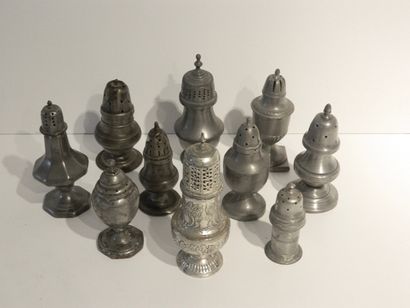 Collection de dix saupoudroirs, XIX-XXe,...