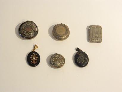 Ensemble de quatre petites boîtes dans le...