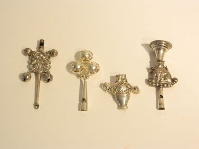 Ensemble de quatre hochets-sifflets sans...